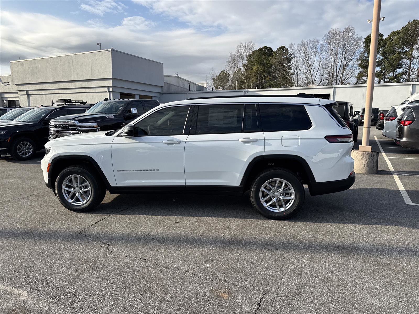 New 2025 Jeep Grand Cherokee L Laredo w/ Luxury Tech Group I image 9