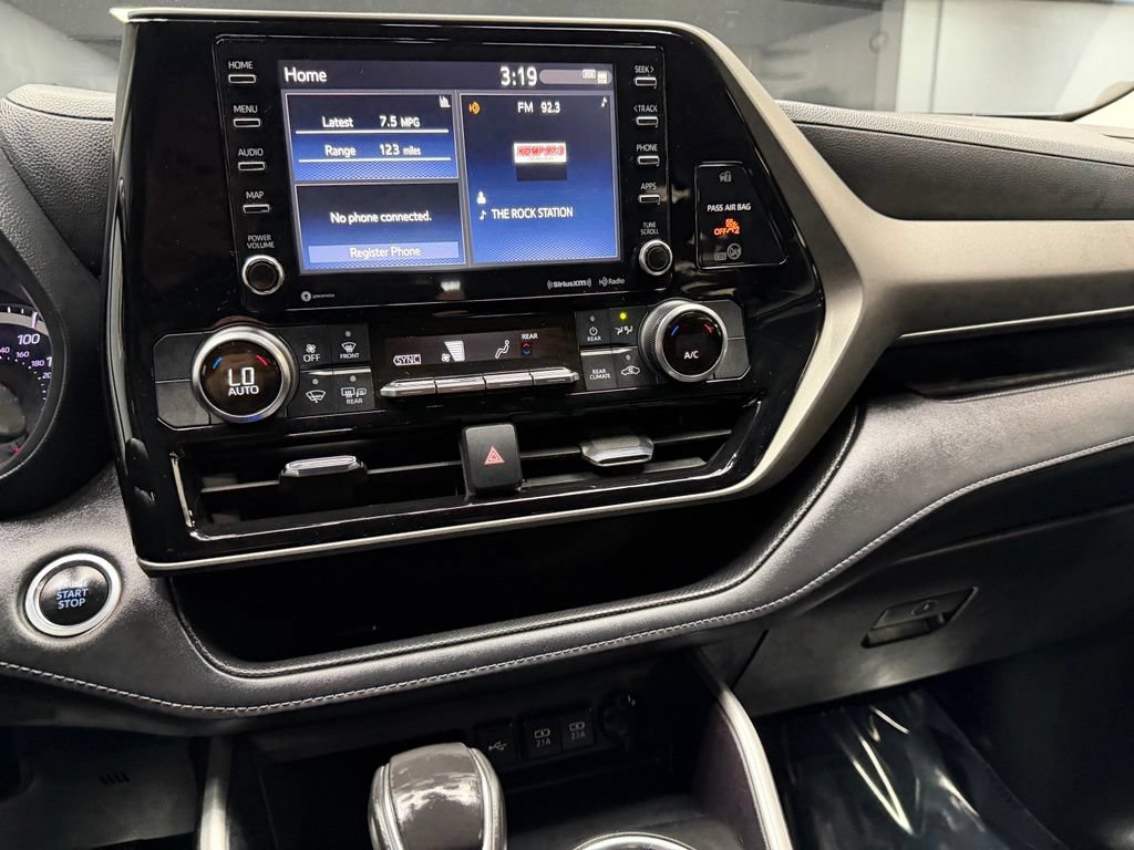 Used 2020 Toyota Highlander LE FWD image 25