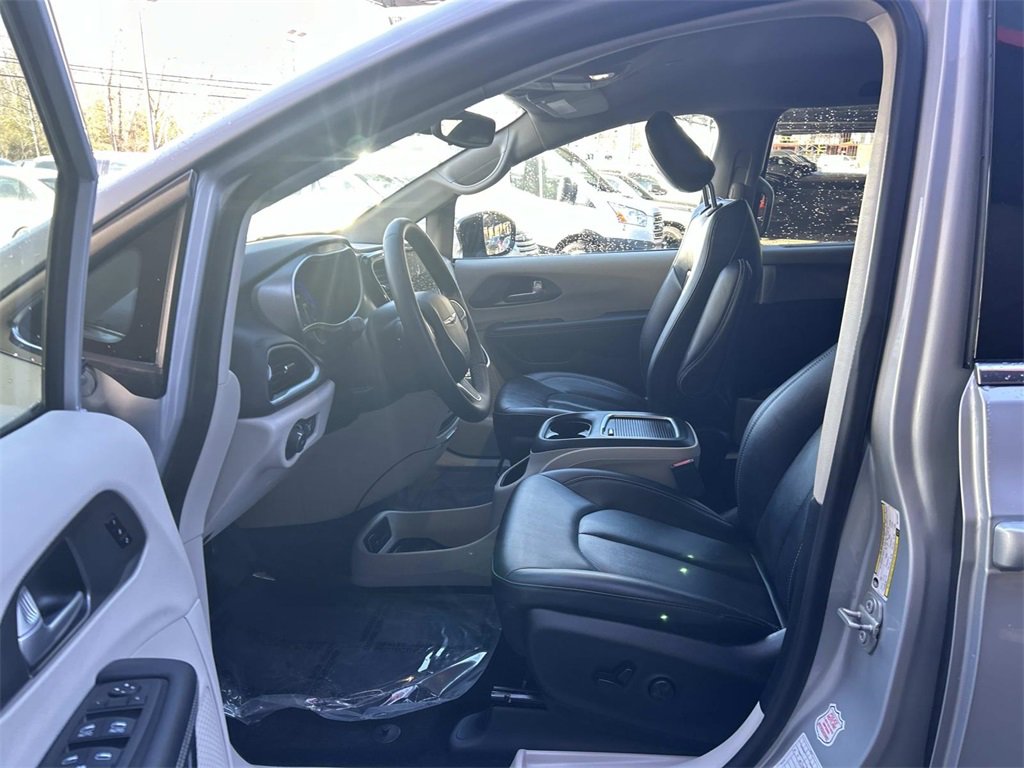 Used 2024 Chrysler Pacifica Touring-L image 11