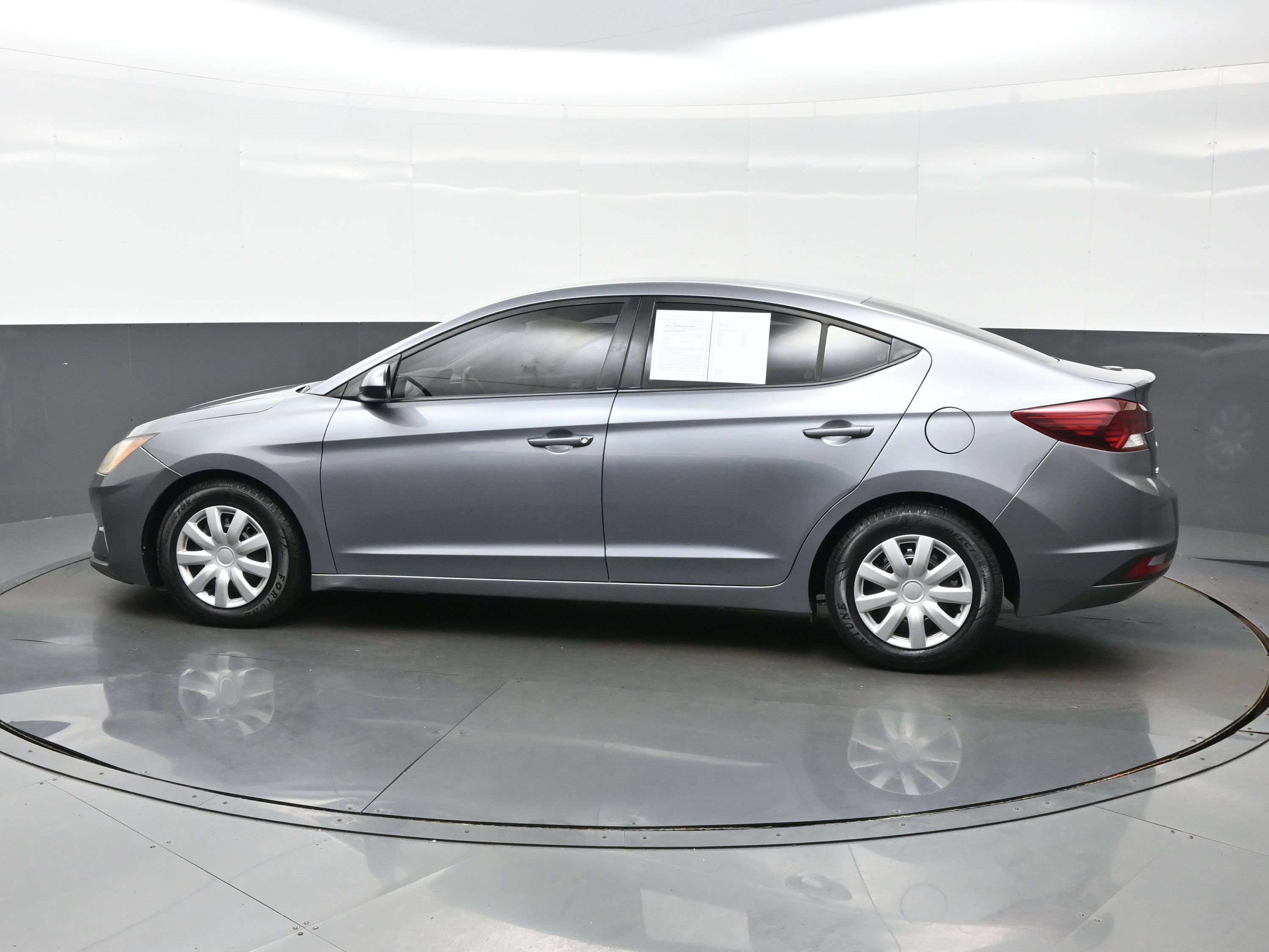 Used 2019 Hyundai Elantra SE w/ Cargo Package FWD image 3