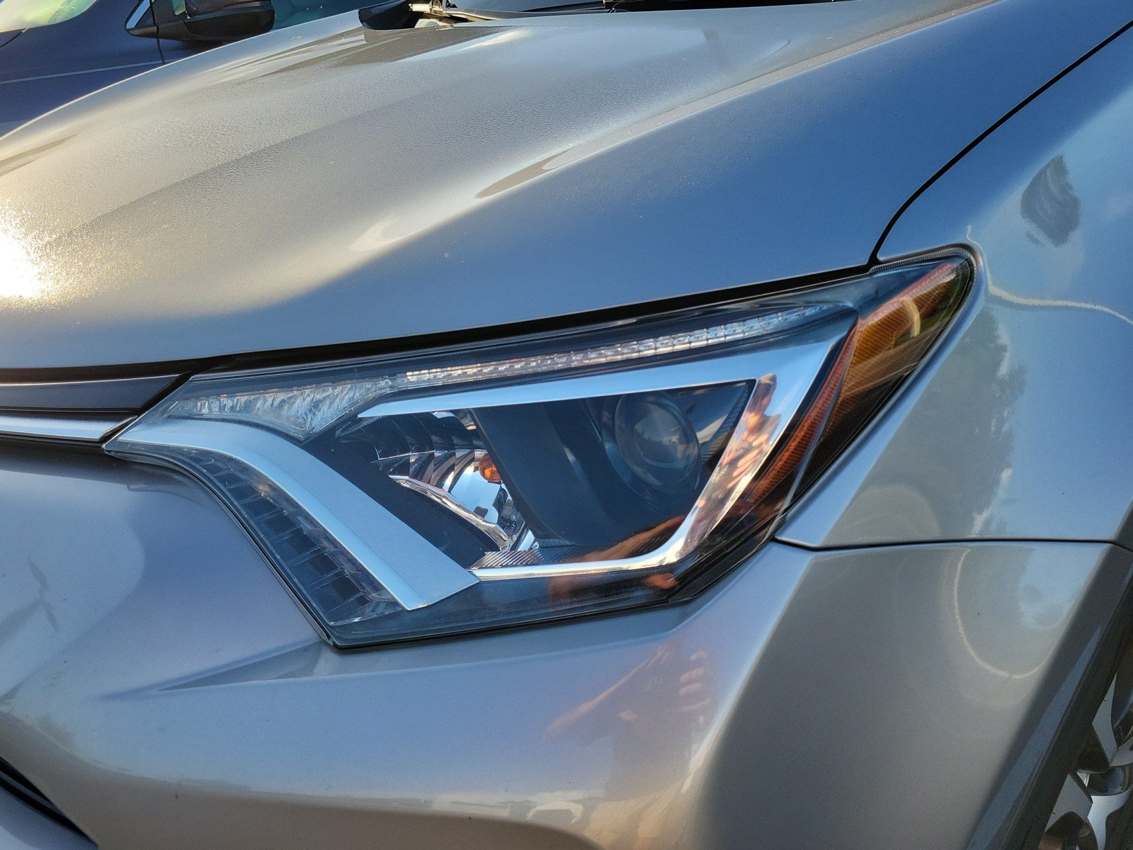 Used 2018 Toyota RAV4 LE FWD image 5