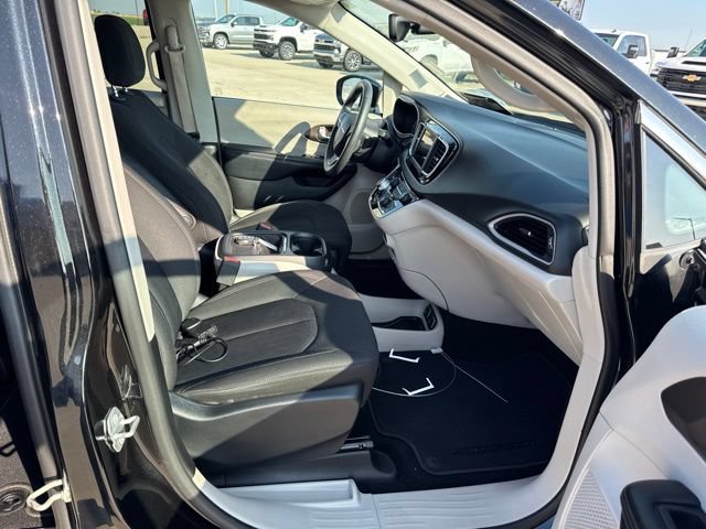 Used 2018 Chrysler Pacifica Touring Plus w/ Tire & Wheel Group FWD image 14