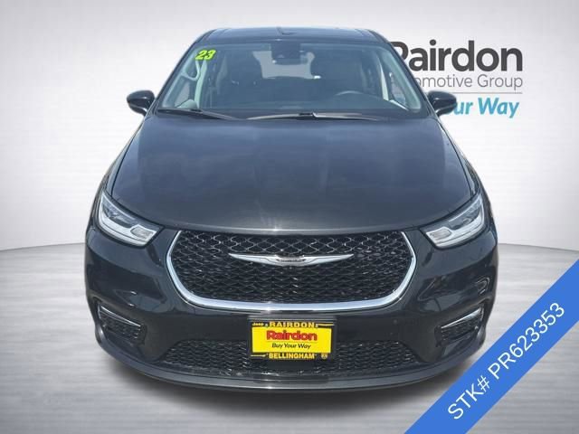 Used 2023 Chrysler Pacifica Touring-L FWD image 2