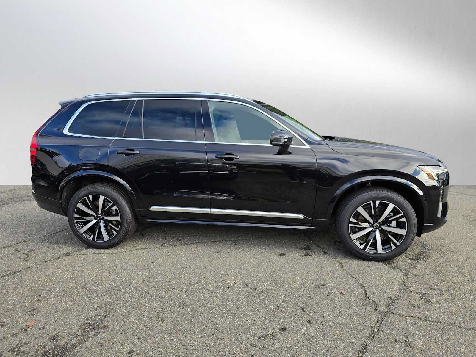 New 2026 Volvo XC90 B5 Core AWD/4WD image 2