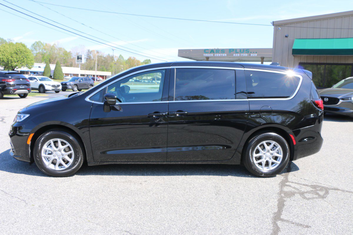 Used 2026 Chrysler Pacifica Select image 2
