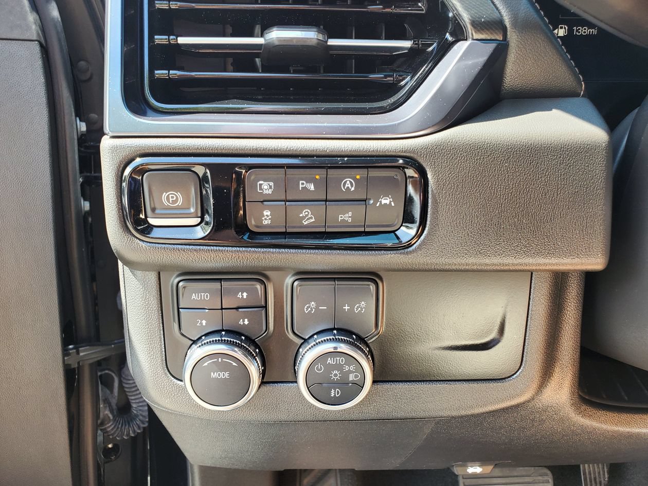 Used 2025 GMC Yukon XL AT4 w/ AT4 Premium Package AWD/4WD image 28
