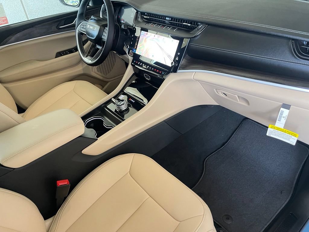 New 2026 Jeep Grand Cherokee L Limited w/ Limited Altitude Package AWD/4WD image 18