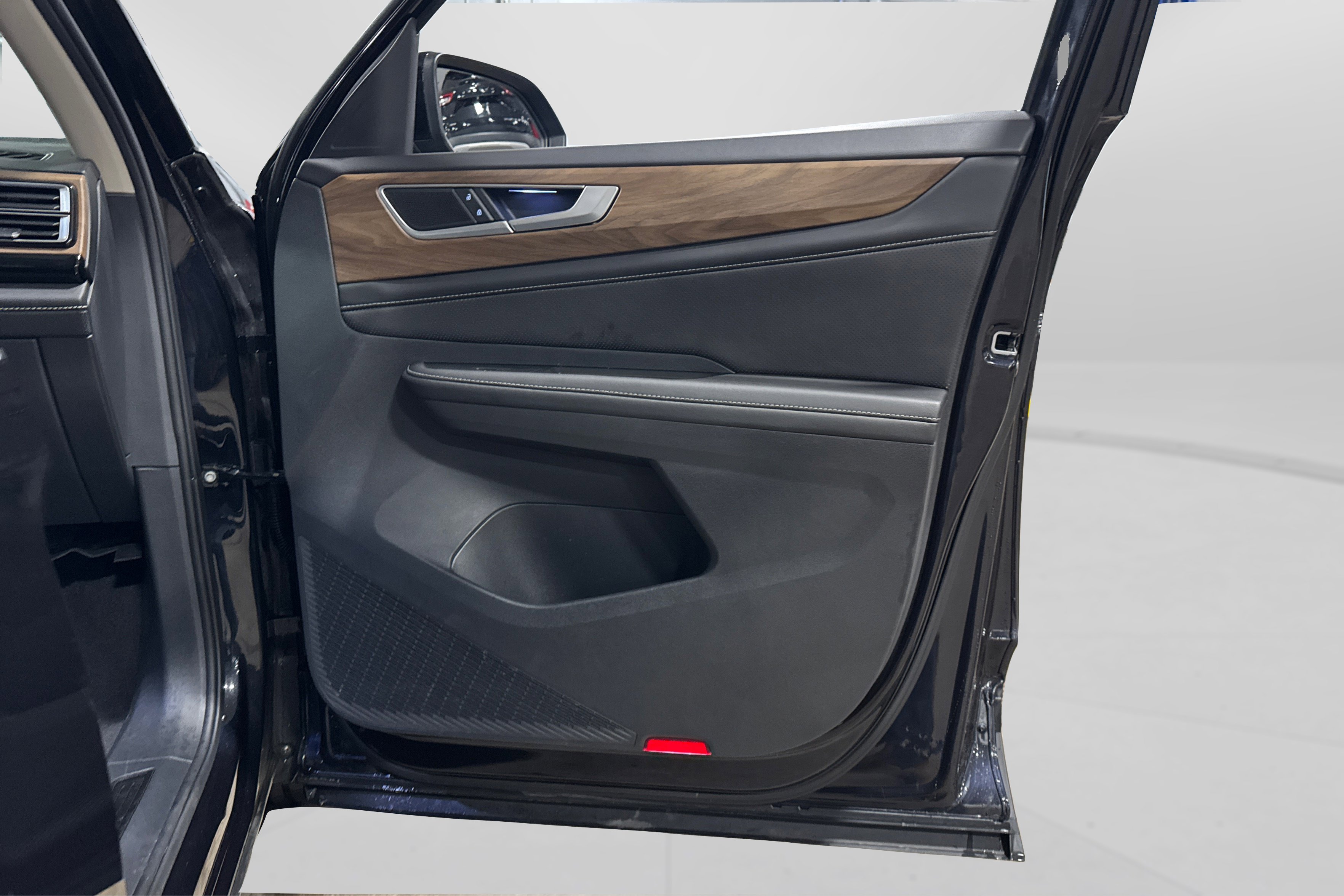 Used 2025 Volkswagen Atlas SE image 39