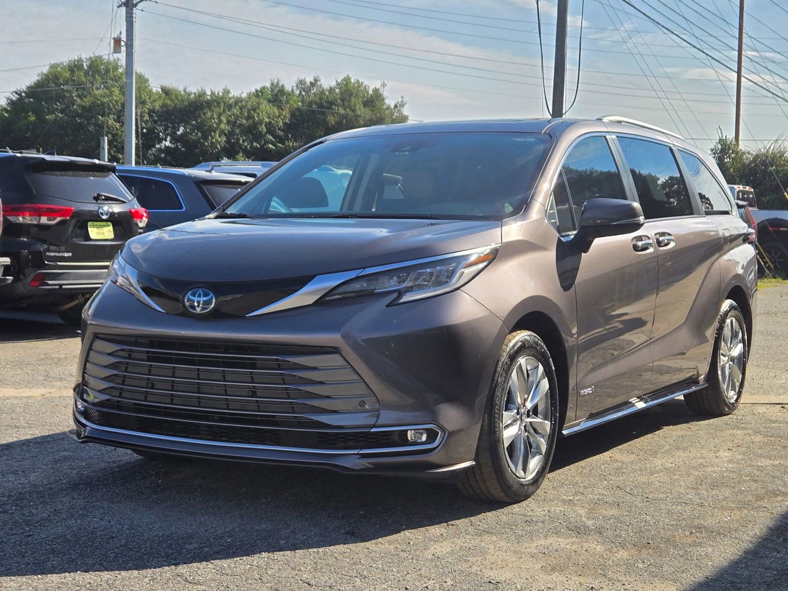 Used 2021 Toyota Sienna Limited image 2