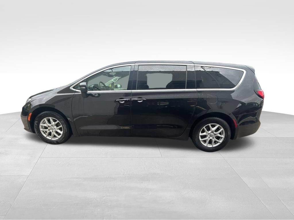 Used 2023 Chrysler Pacifica Touring-L FWD image 3