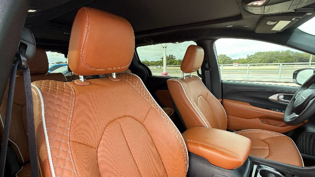 Used 2025 Chrysler Pacifica Pinnacle FWD image 29