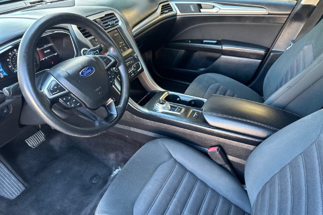 Used 2017 Ford Fusion SE w/ Fusion SE Technology Package FWD image 10