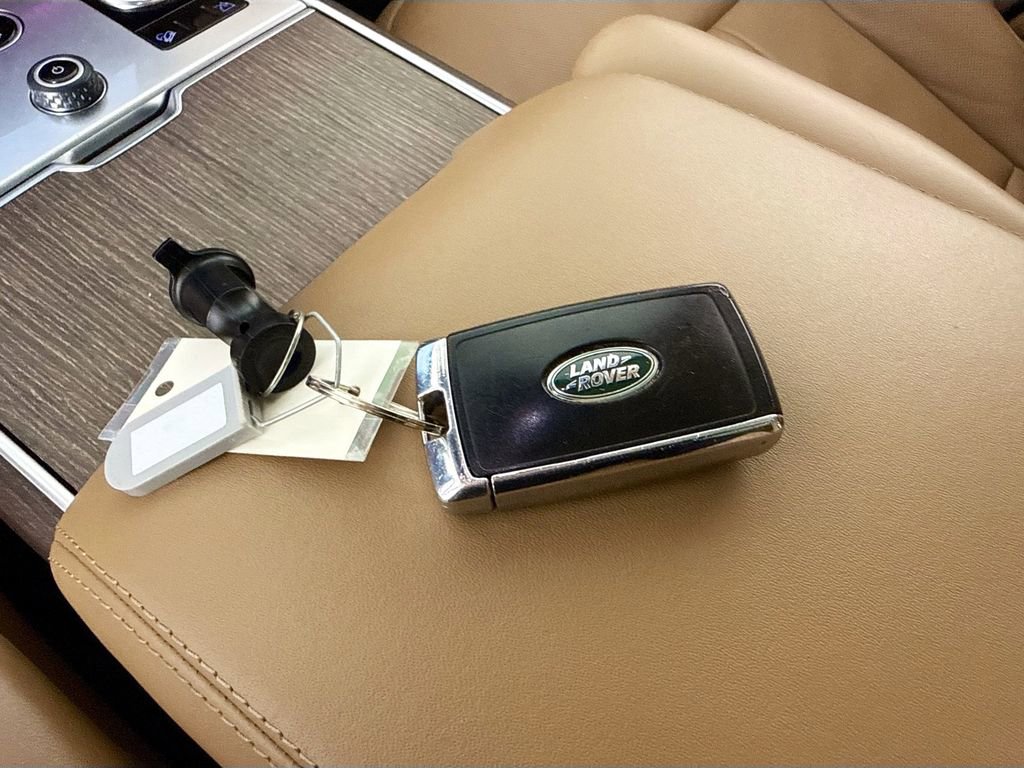 Used 2023 Land Rover Range Rover Long Wheelbase SE image 17