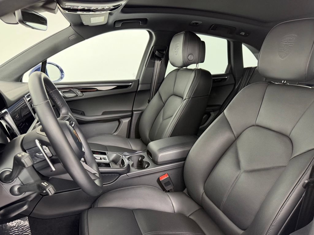 Certified 2026 Porsche Macan AWD/4WD image 5