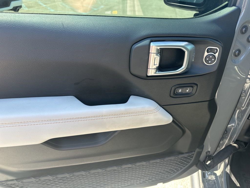 Used 2022 Jeep Gladiator Overland AWD/4WD image 12