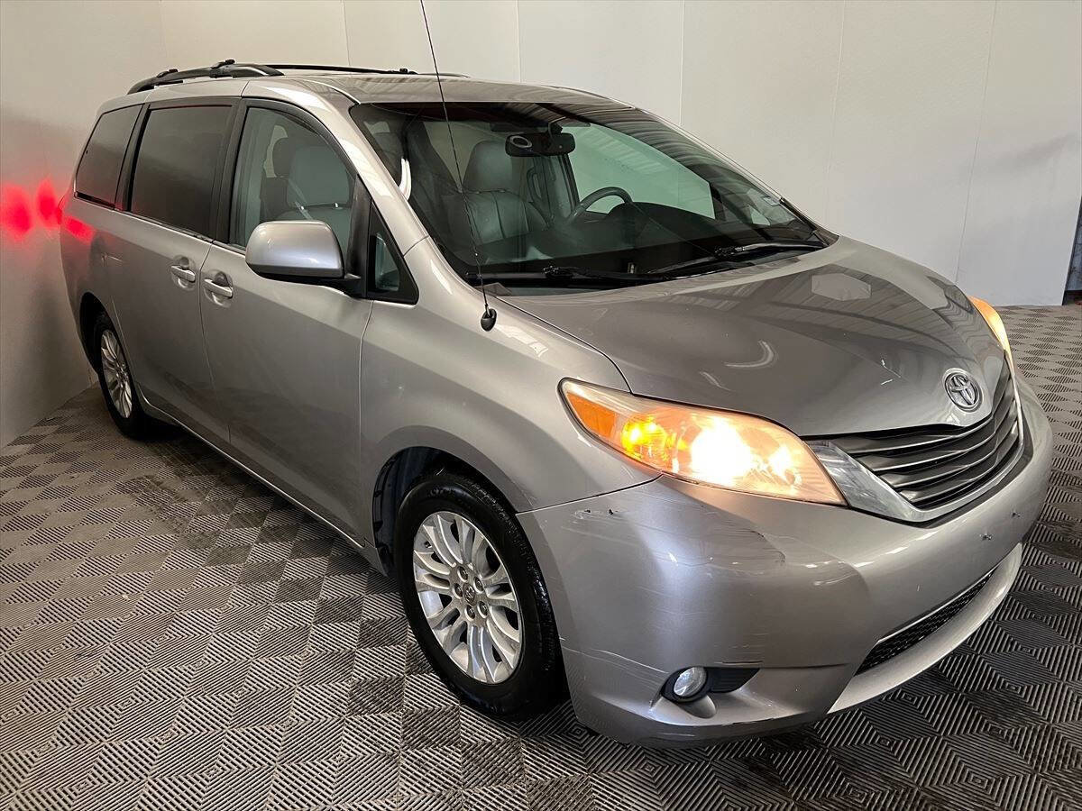 Used 2013 Toyota Sienna XLE image 4