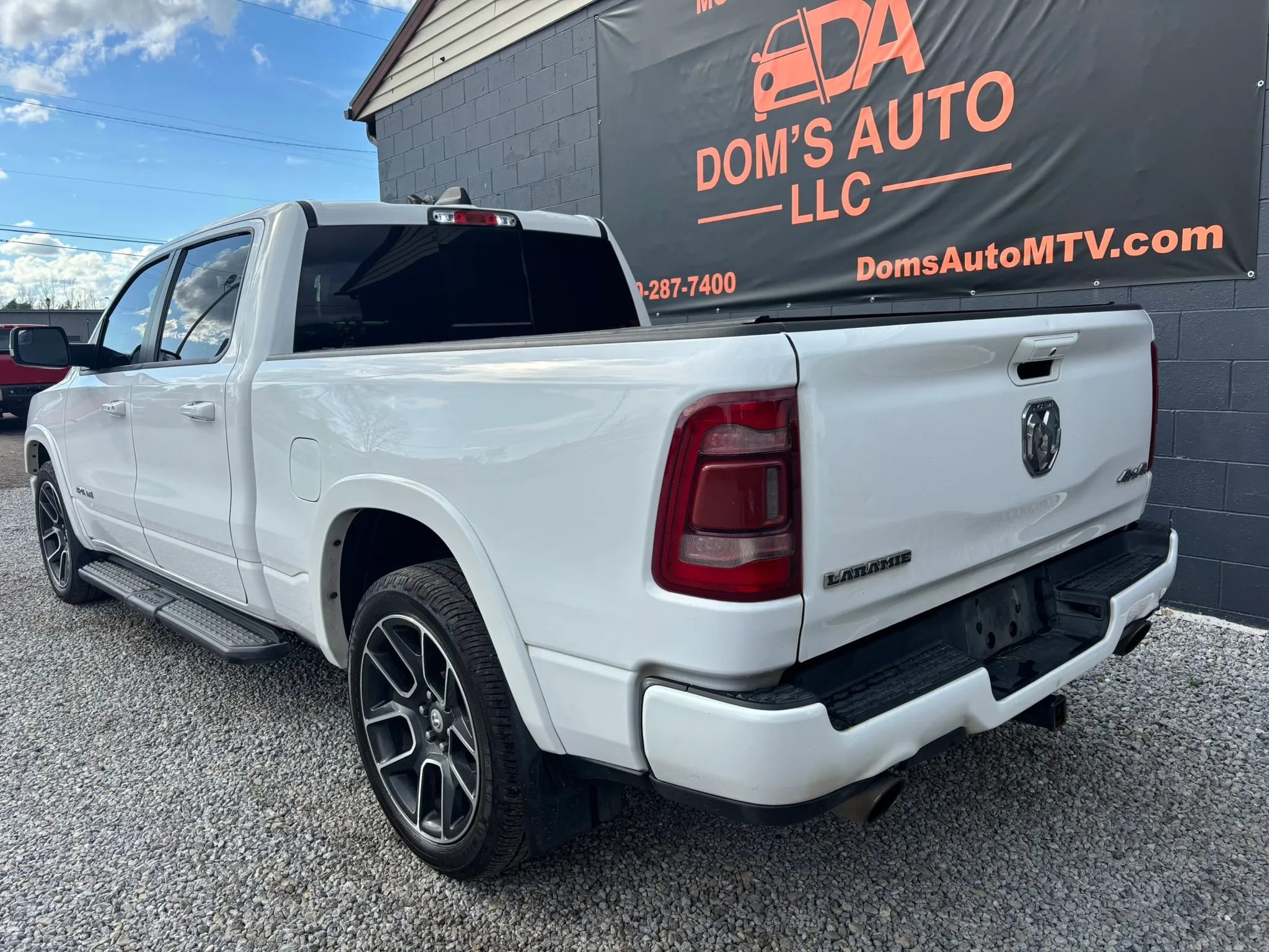 Used 2021 RAM 1500 Laramie AWD/4WD image 3