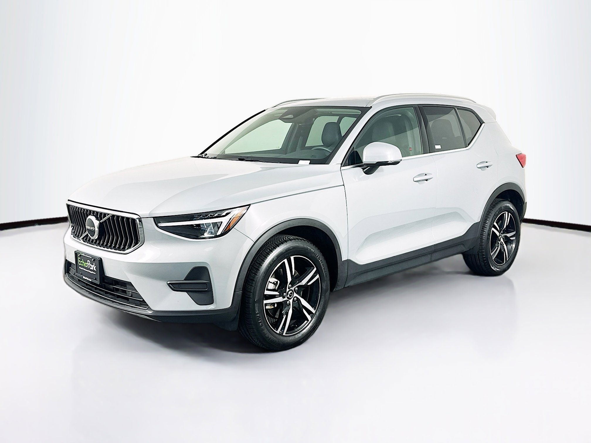 Used 2025 Volvo XC40 B5 Core image 3