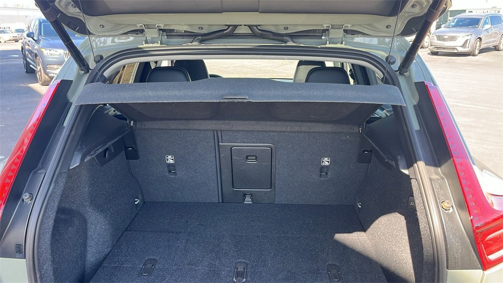 Certified 2025 Volvo XC40 B5 Plus image 42