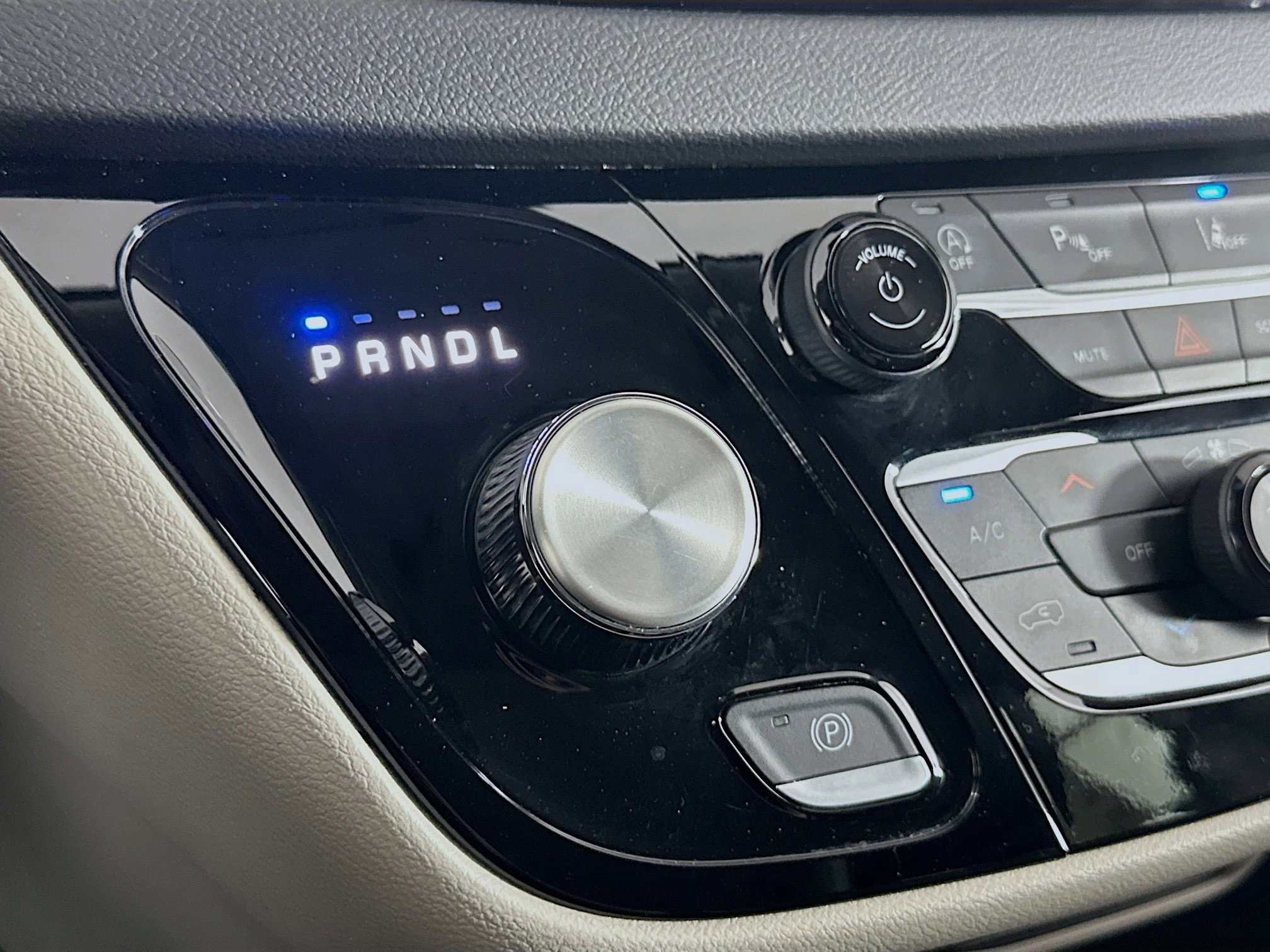 Used 2024 Chrysler Pacifica Touring-L image 23