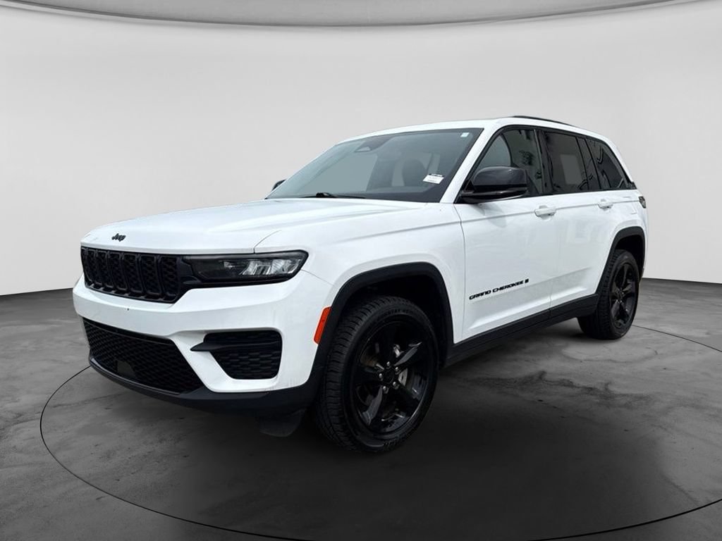 Used 2023 Jeep Grand Cherokee Altitude AWD/4WD image 5