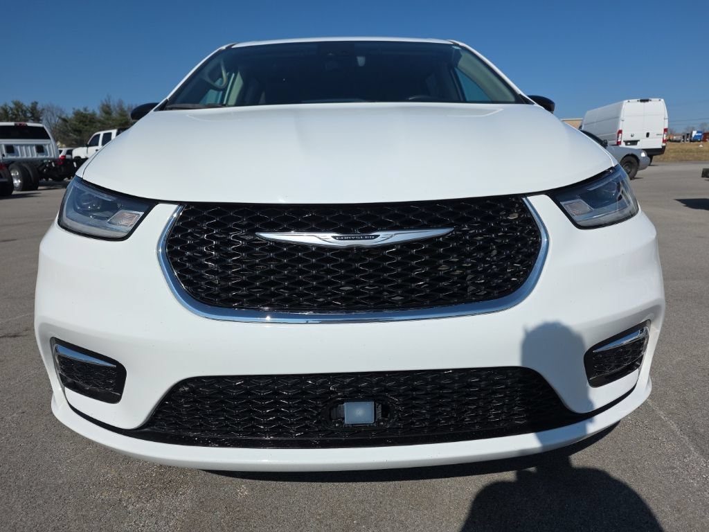 Used 2024 Chrysler Pacifica Touring-L FWD image 2