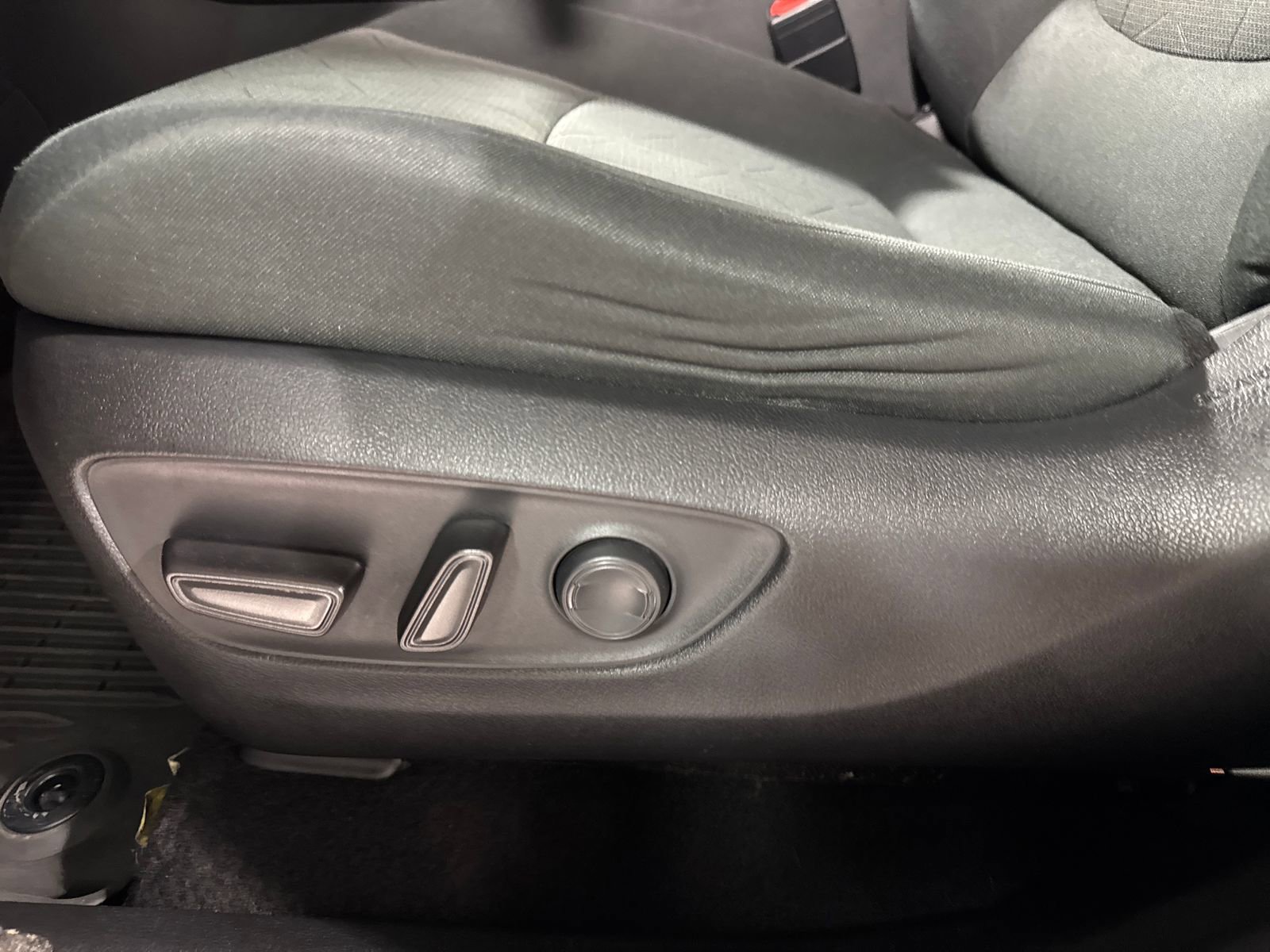 Used 2020 Toyota RAV4 XLE w/ XLE Grade Weather Package AWD/4WD image 15