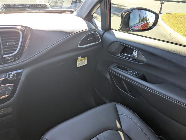 New 2026 Chrysler Pacifica Select image 17