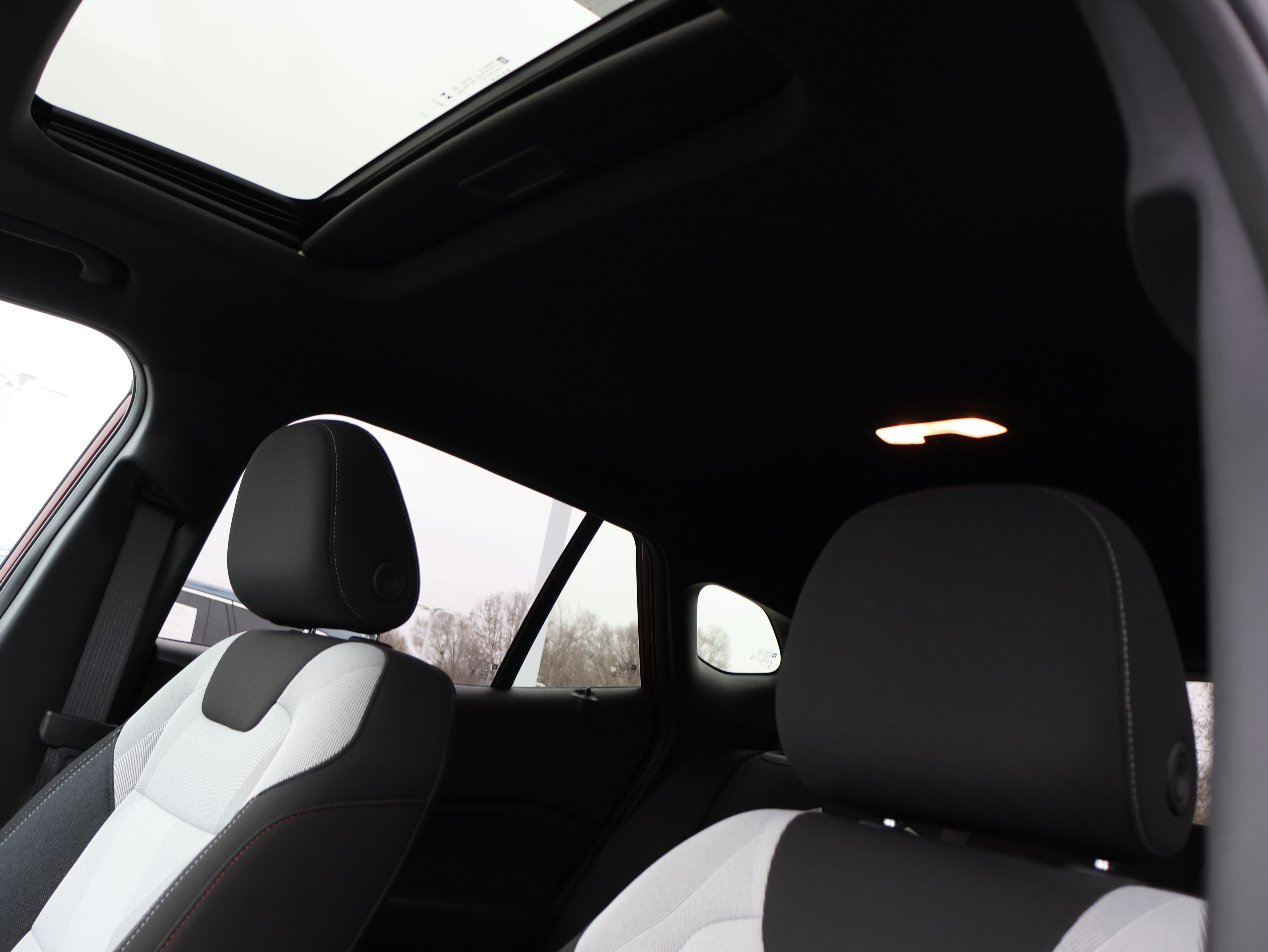 Used 2025 Chevrolet Trax RS w/ Sunroof Package image 41