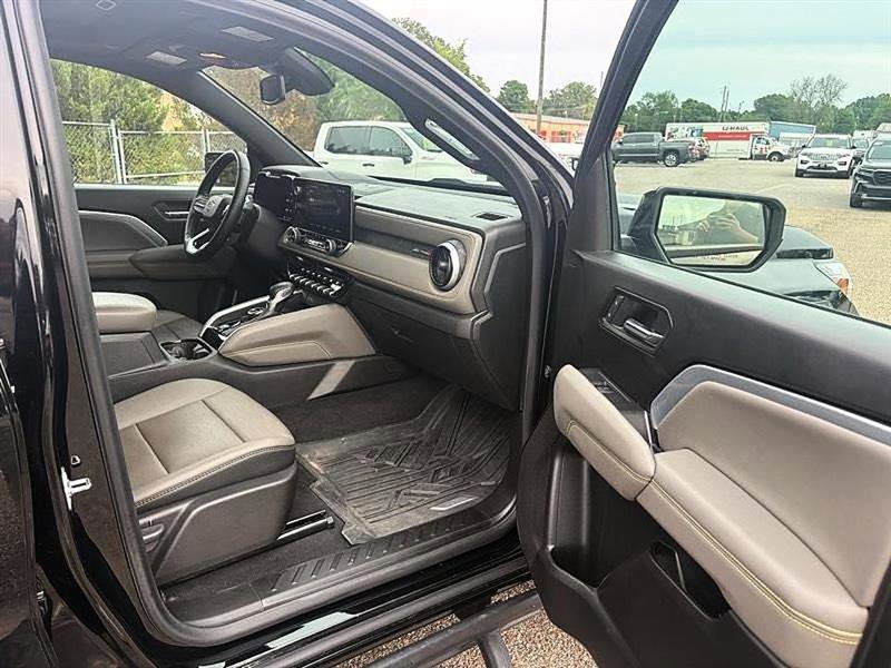 Used 2025 Chevrolet Colorado ZR2 w/ Technology Package AWD/4WD image 39