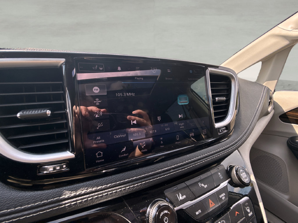 Used 2023 Chrysler Pacifica Limited FWD image 26