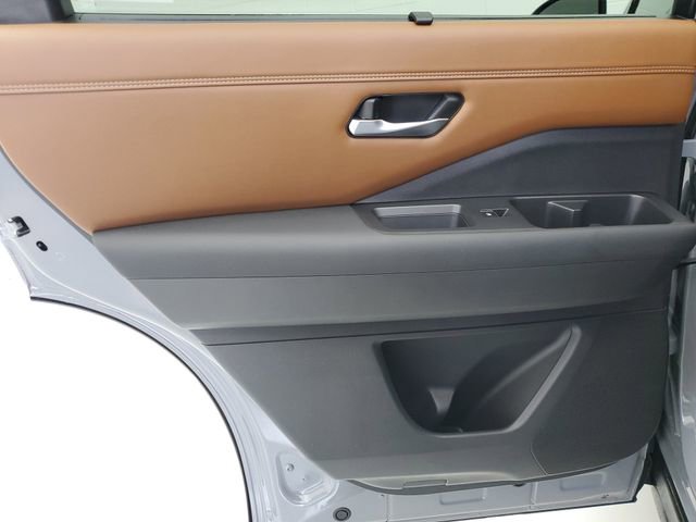 Used 2023 Nissan Pathfinder Platinum AWD/4WD image 16