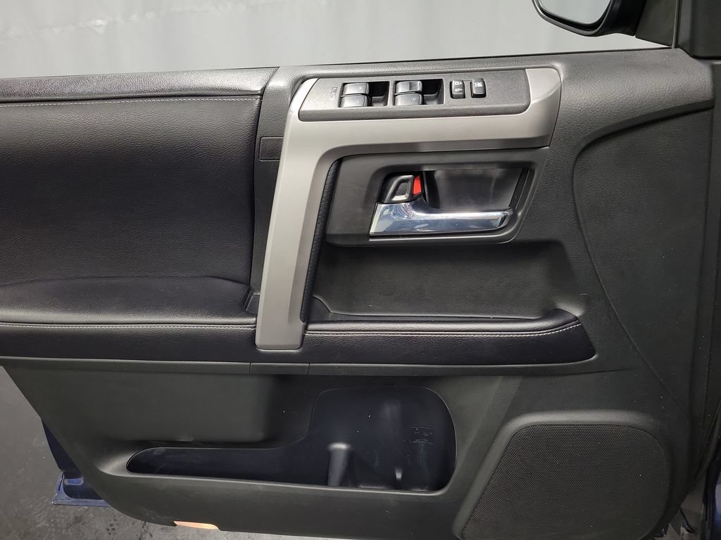 Used 2017 Toyota 4Runner SR5 AWD/4WD image 24