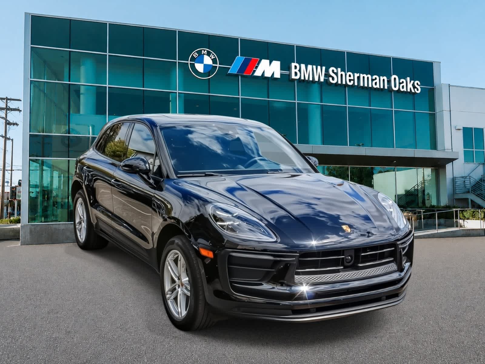 Used 2023 Porsche Macan AWD/4WD image 3