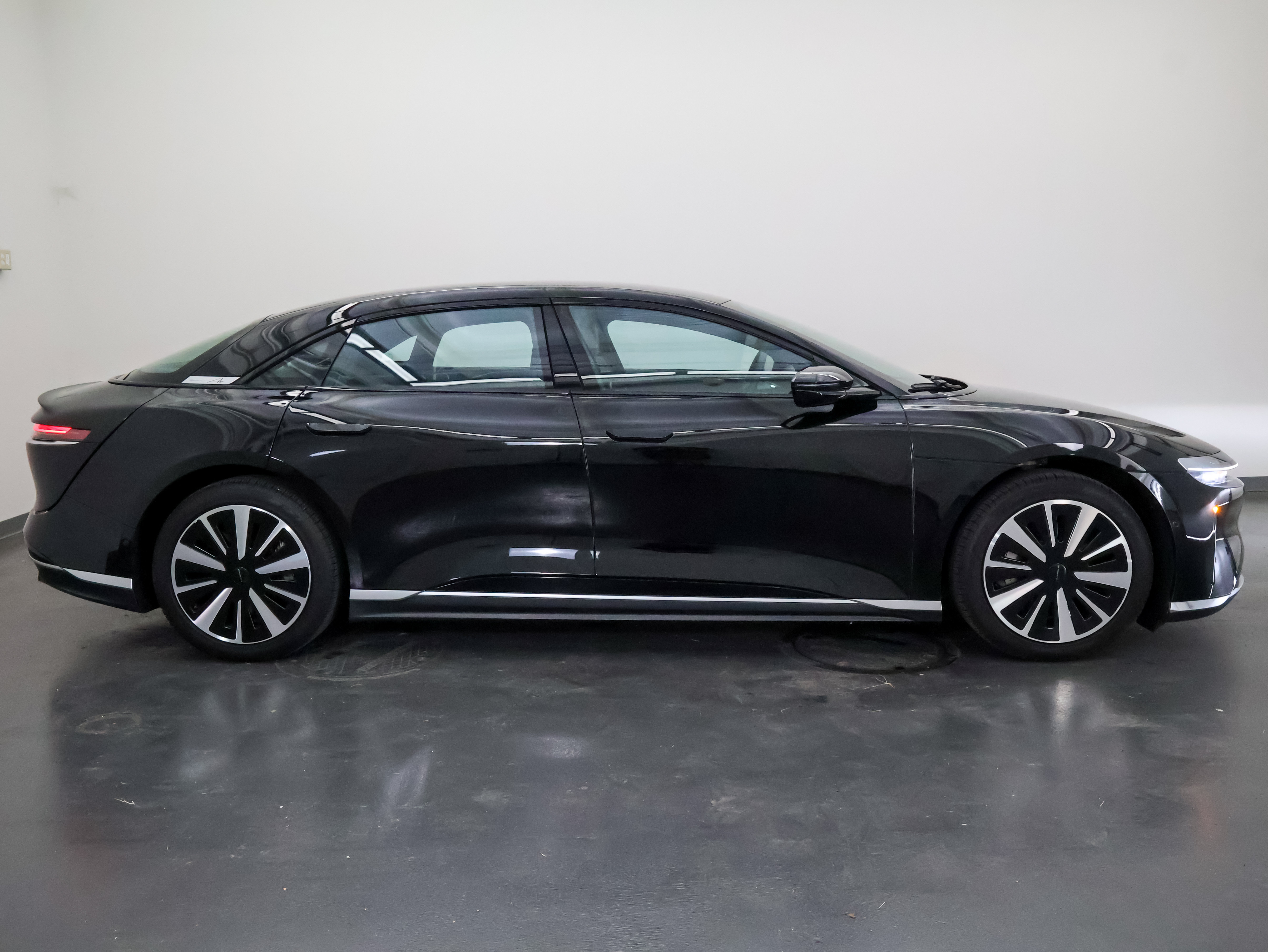 Used 2023 Lucid Air Pure AWD/4WD image 2