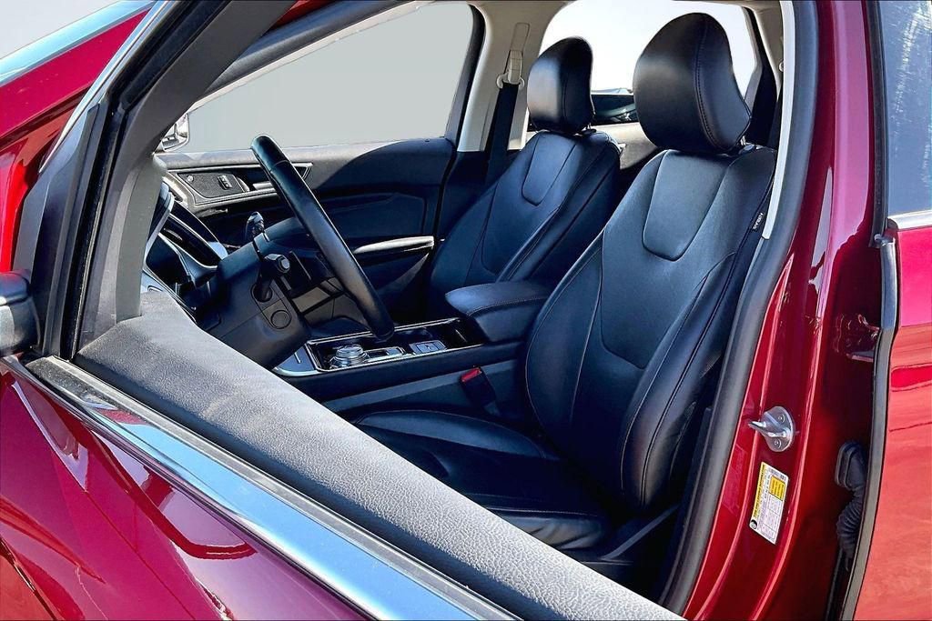 Used 2019 Ford Edge Titanium w/ Equipment Group 301A image 25