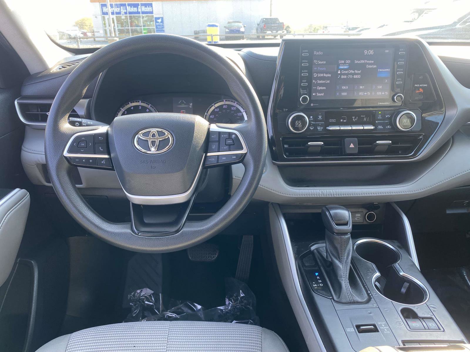 Used 2022 Toyota Highlander L FWD image 13