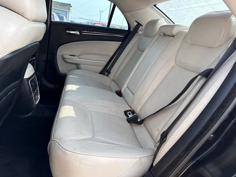 Used 2015 Chrysler 300 C RWD image 19