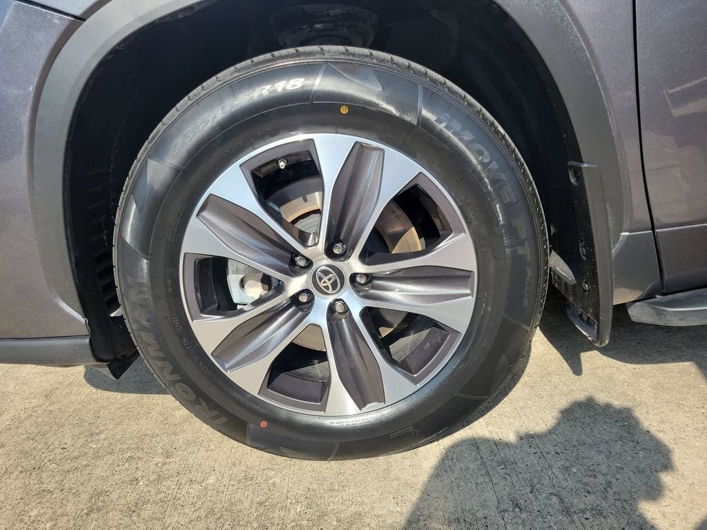 Certified 2021 Toyota Highlander XLE FWD image 27