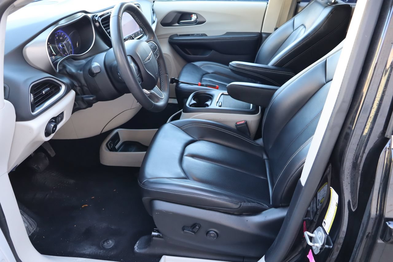 Used 2023 Chrysler Pacifica Touring-L FWD image 16
