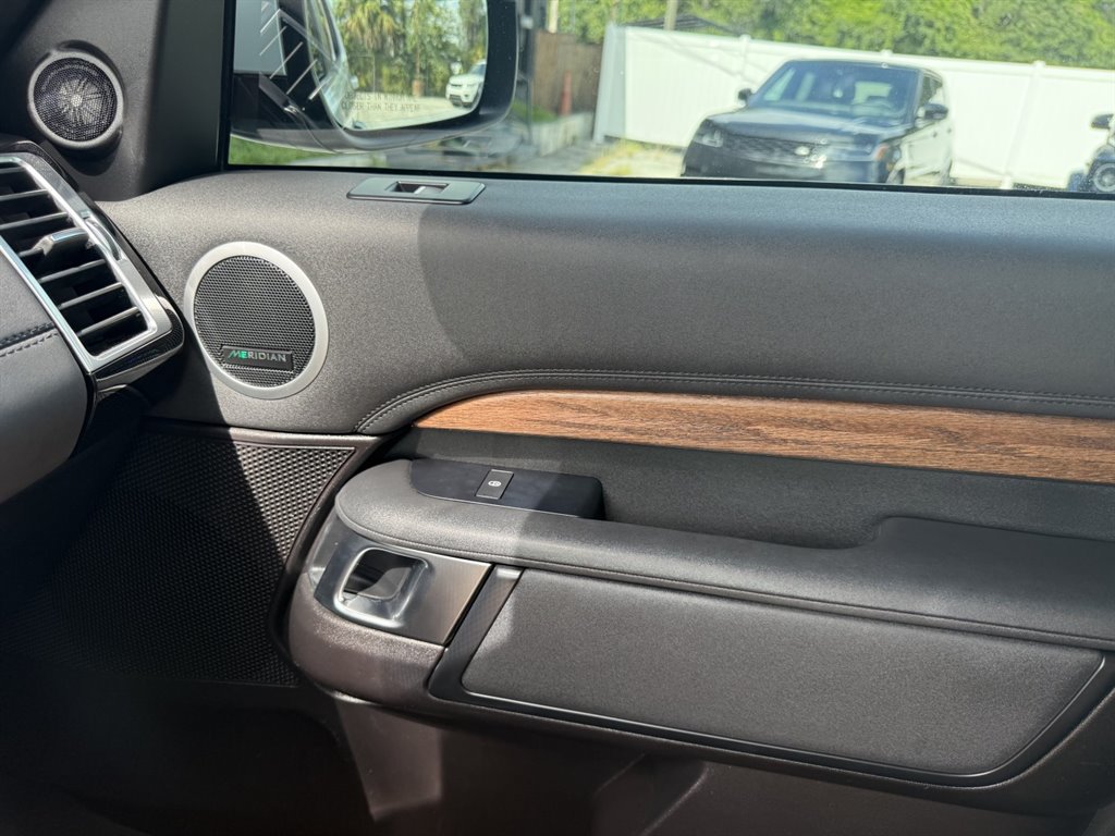 Used 2017 Land Rover Discovery HSE AWD/4WD image 34