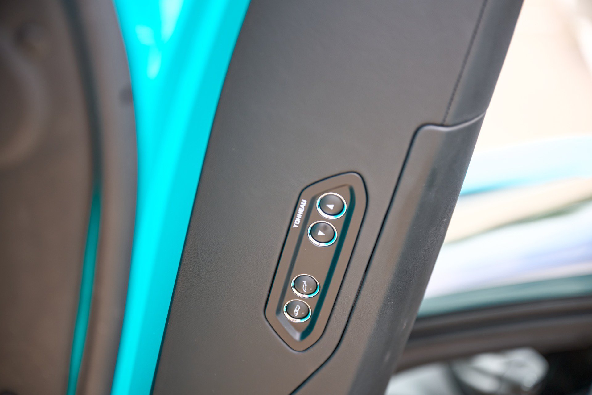 Used 2025 McLaren Artura Spider RWD image 36