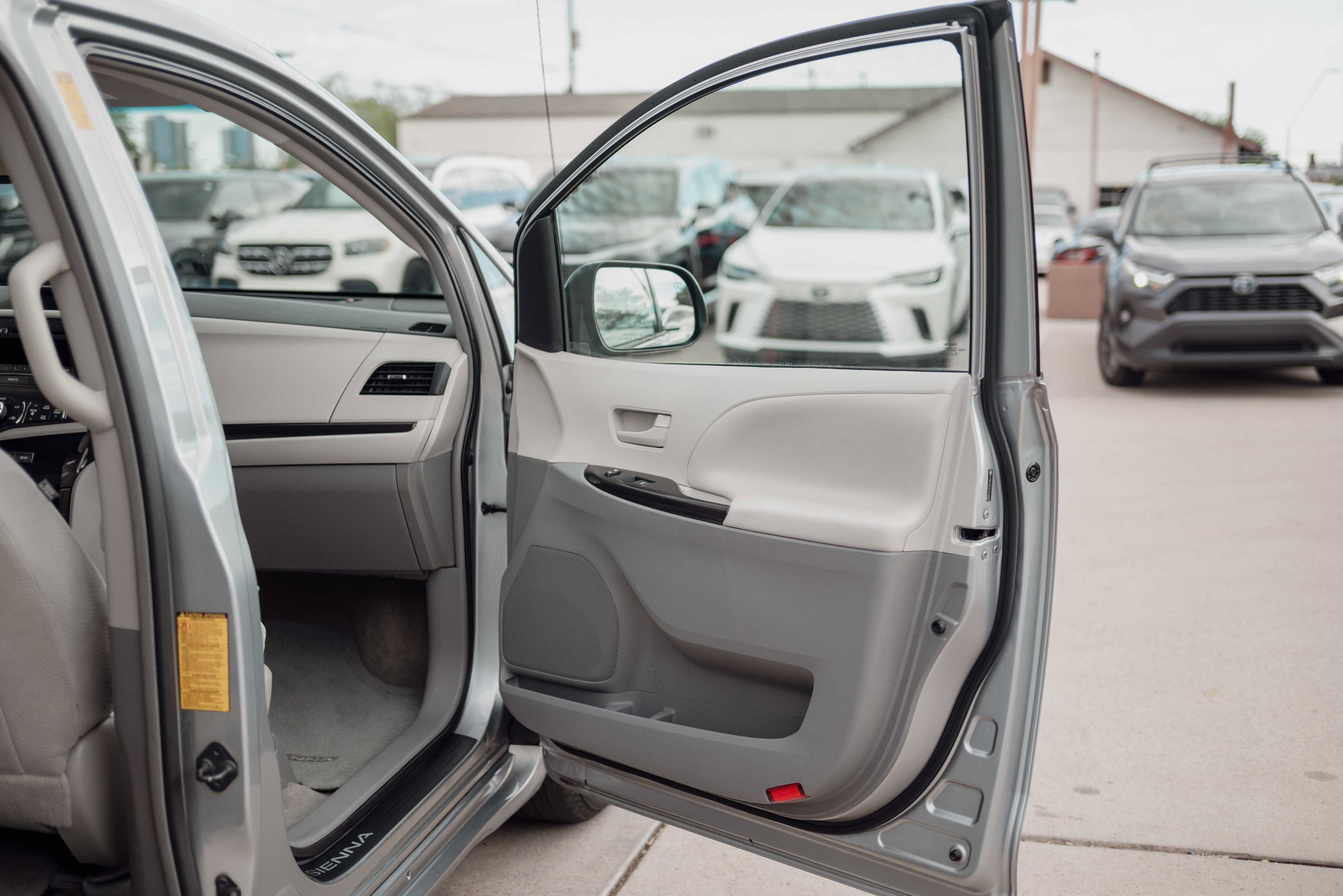 Used 2014 Toyota Sienna LE FWD image 13