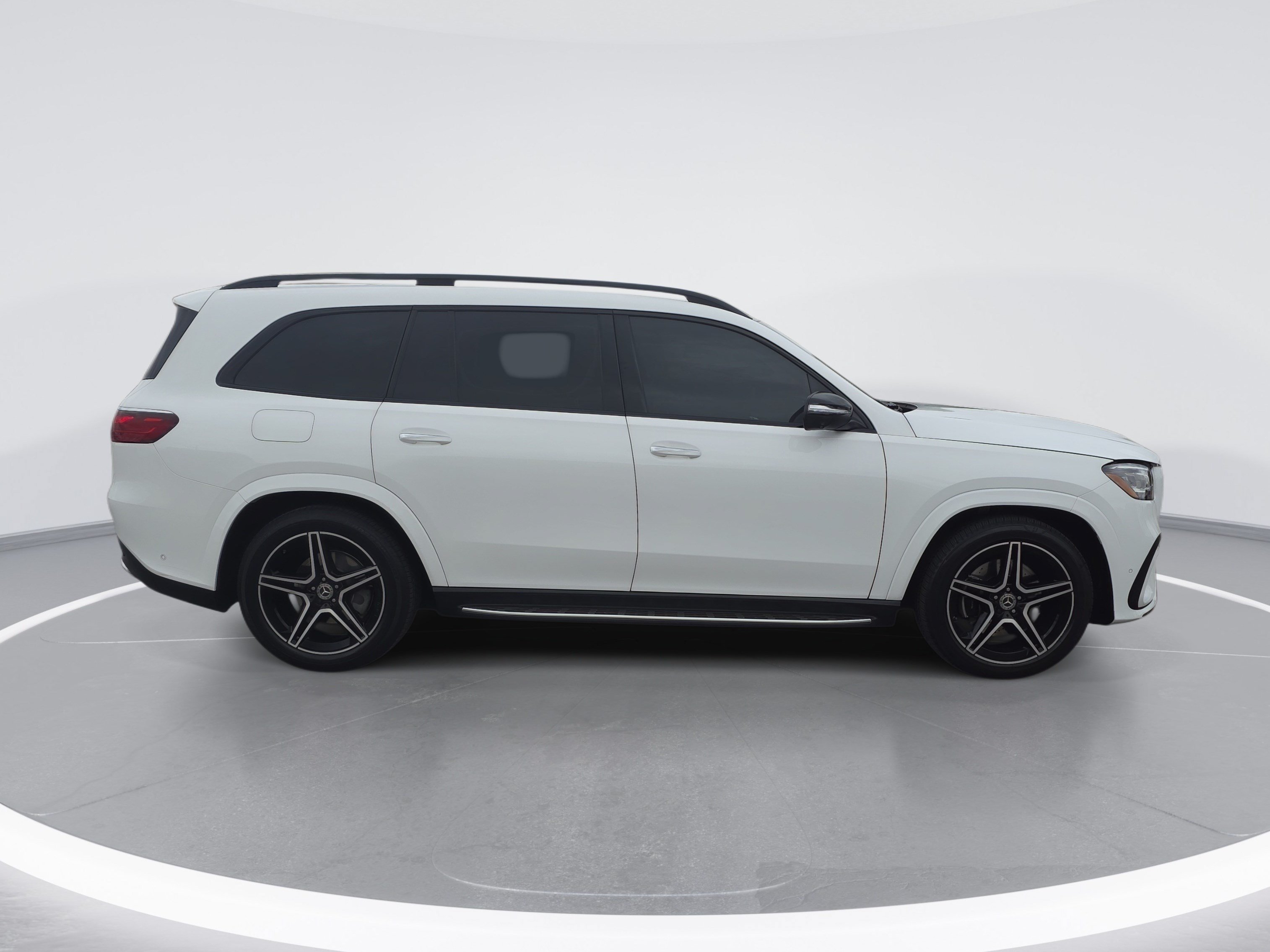 Used 2024 Mercedes-Benz GLS 450 4MATIC image 2