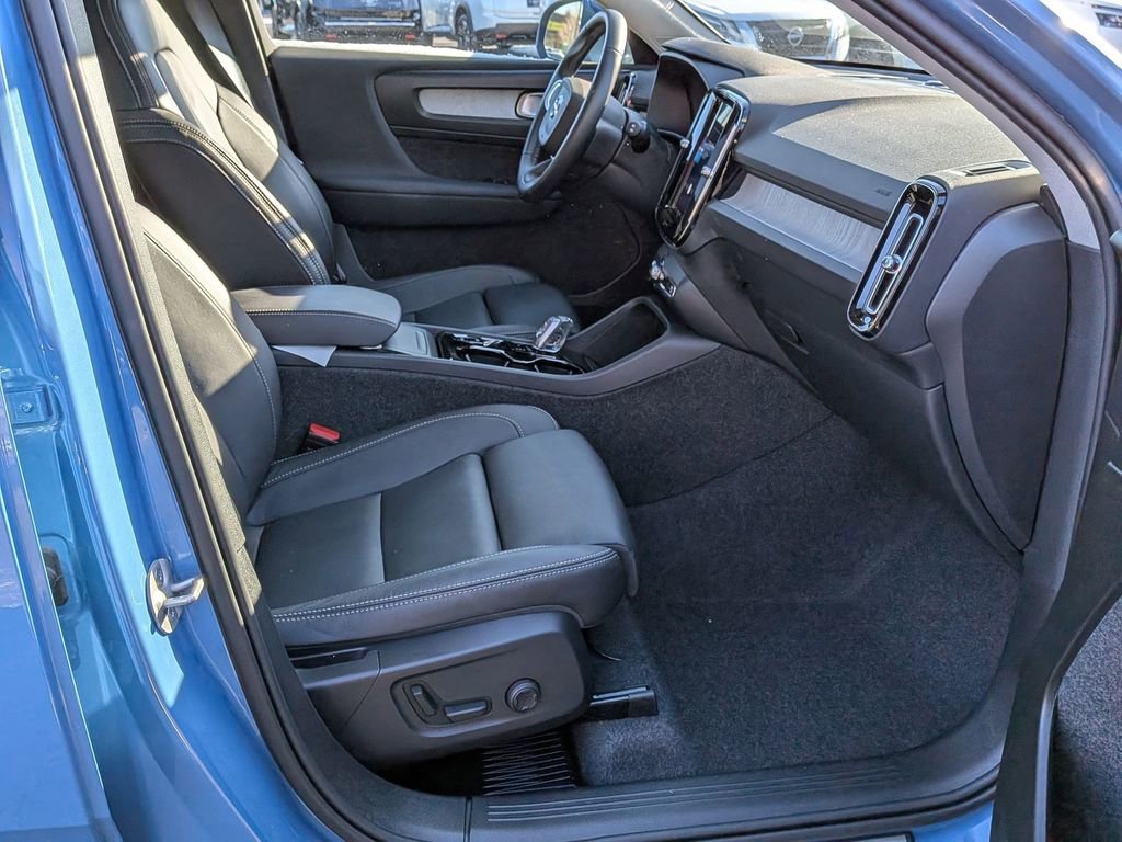 Used 2025 Volvo XC40 B5 Plus image 23