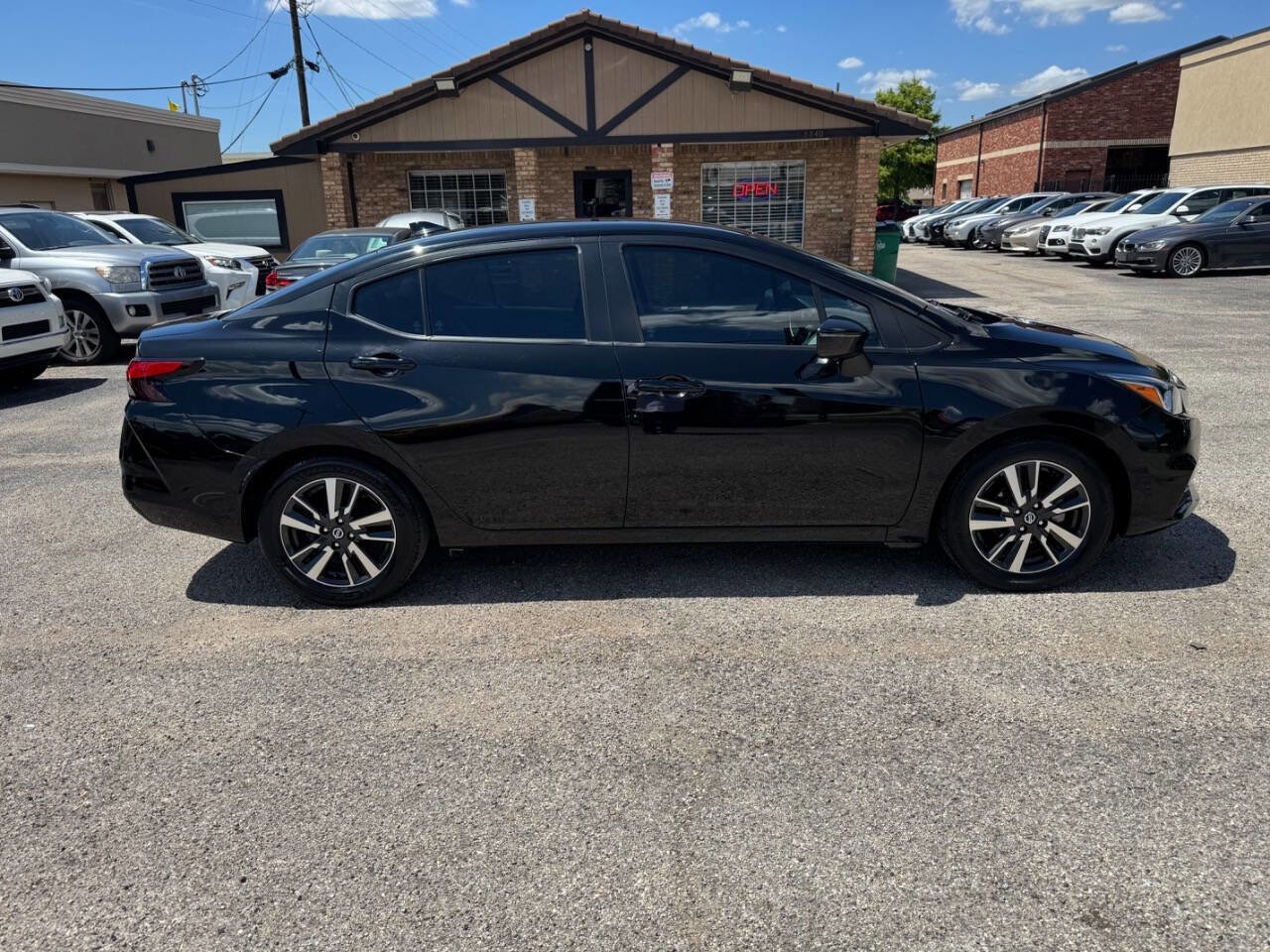 Used 2021 Nissan Versa SV image 4
