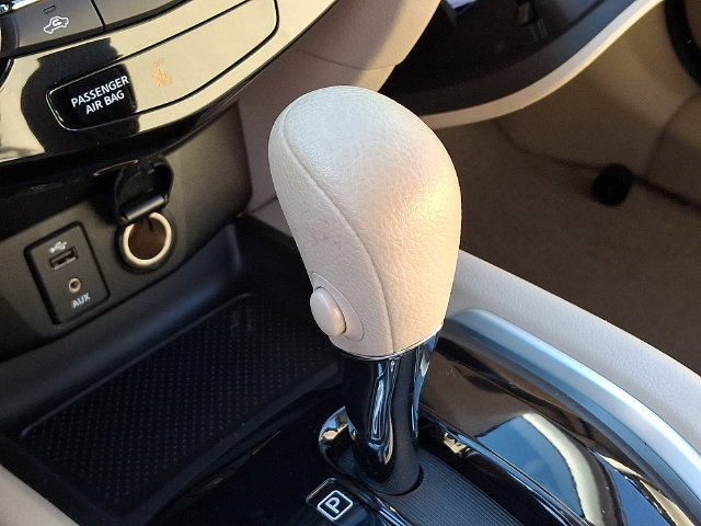 Used 2015 Nissan Rogue SV w/ SV Premium Package FWD image 14