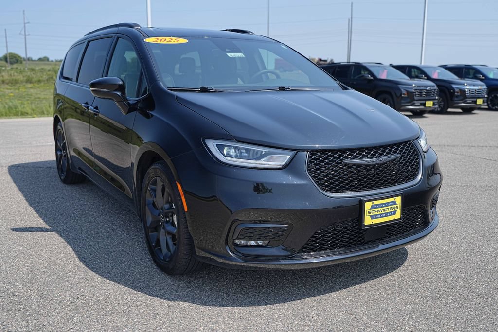 Used 2025 Chrysler Pacifica Limited FWD image 4