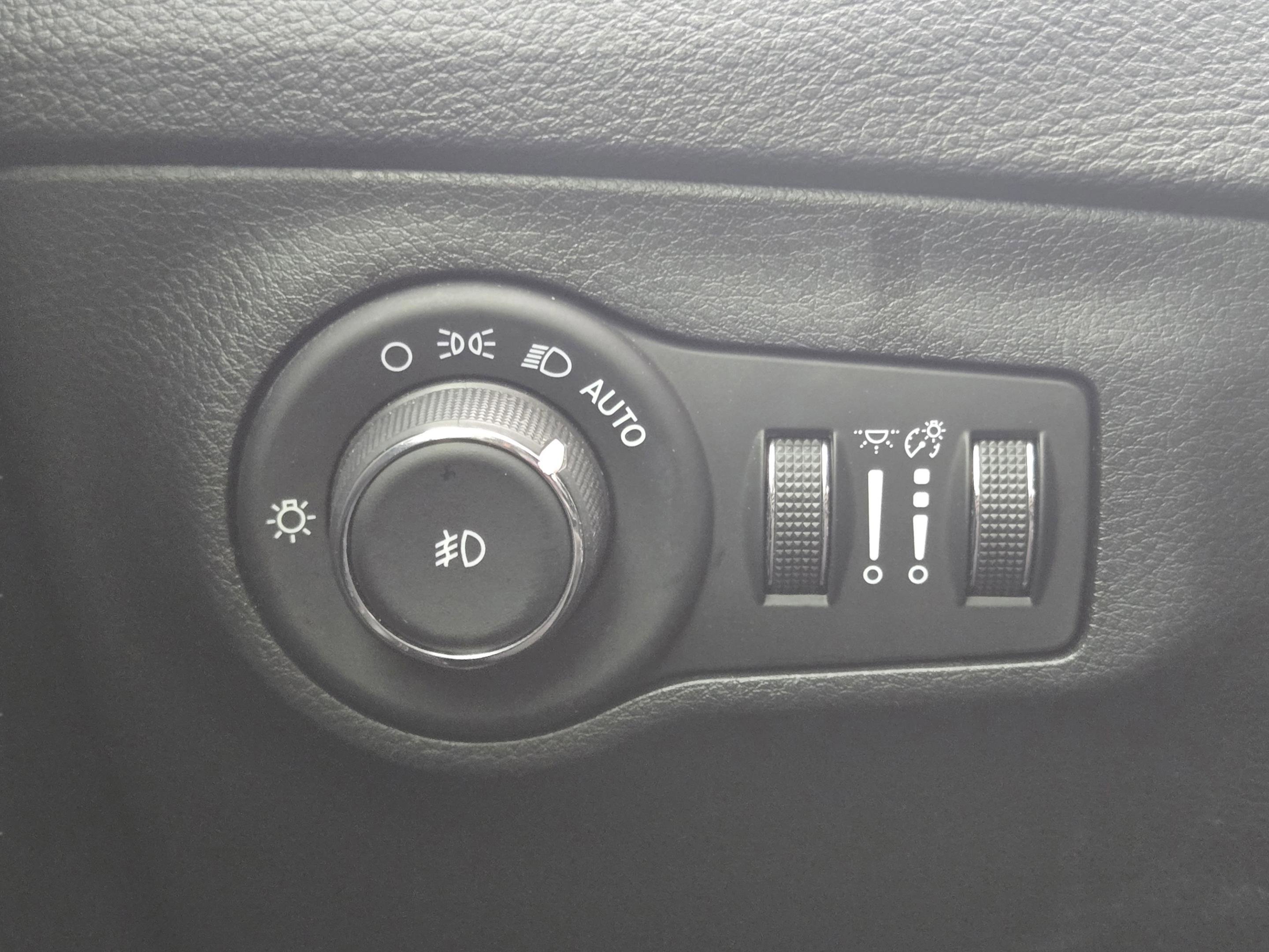 Used 2017 Jeep Compass Latitude w/ Popular Equipment Group FWD image 19