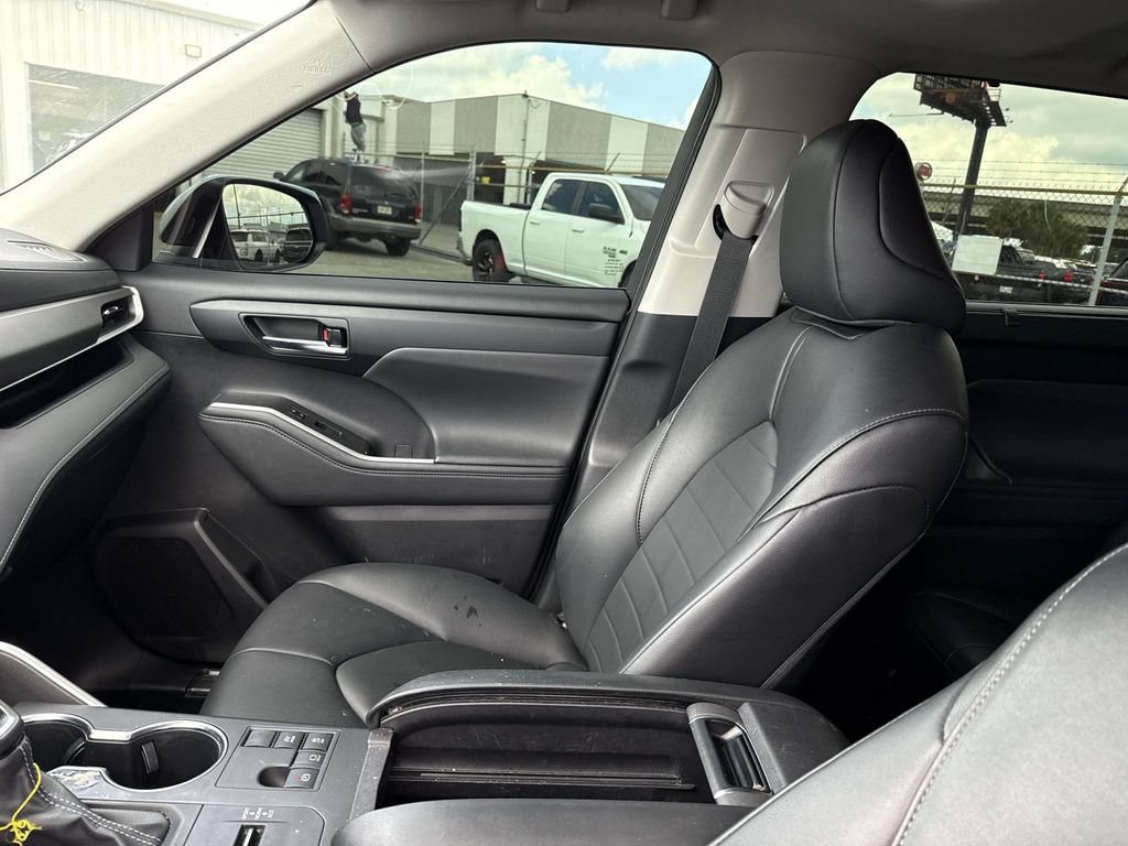 Used 2024 Toyota Highlander XLE FWD image 19